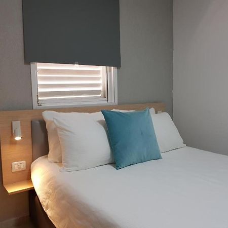 Airport Guest House Or Yehuda Bagian luar foto