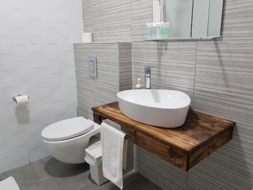 Airport Guest House Or Yehuda Bagian luar foto