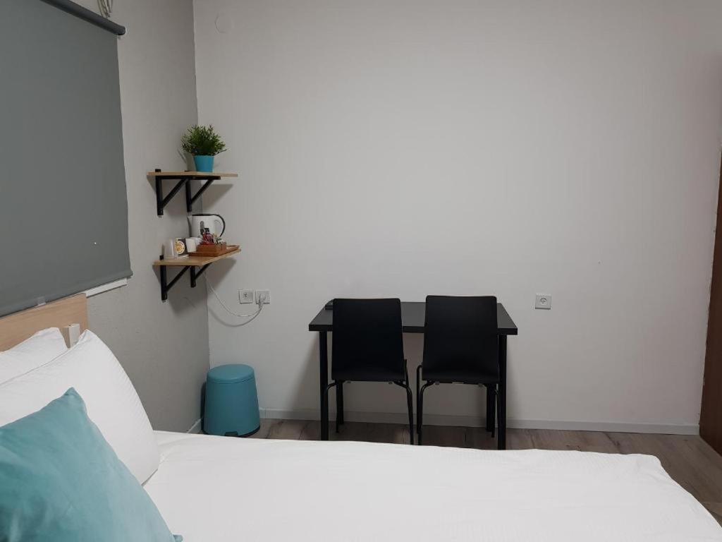 Airport Guest House Or Yehuda Bagian luar foto
